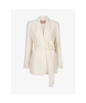
De JOSH V Didi dames blazer in de kleur Cocoon White is gemaakt van 100% gerecycled polyester. De stijlvolle straight fit blazer heeft een klassieke blazer kraag en subtiele schoudervullingen. De strikceintuur zorgt voor een flatterende pasvorm. De blazer kan zowel met als zonder ceintuur gedragen worden, afhankelijk van je voorkeur. De blazer met strikceintuur is onderdeel van een compleet damespak en combineer je perfect met de bijpassende Viva pantalon.
