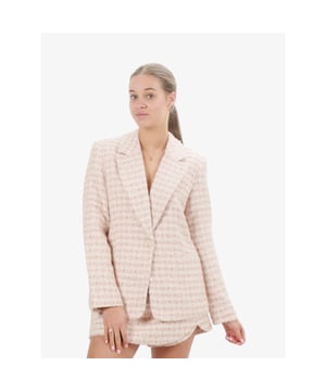 
De Josh V Dominic dames blazer in de kleur Peach is uniek in design en materiaalkeuze, waardoor dit item onderdeel is van de Josh V Exclusive lijn. De blazer is uitgevoerd in een mooie bouclekwaliteit met lurex. De boucle blazer heeft verder een fitted pasvorm en is voorzien van een JOSH V branded knoop. Ga voor een complete Josh V co-ord set en combineer de blazer met de bijpassende Mellie skort.