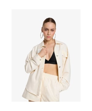 
Alix The Label dames bloes in de kleur creme. Opde rug Alix The Label in tone op tone kleur geborduurd.
Oversized jacket cut from a flowy twill fabric.
Featuring an 'ALIX THE LABEL' embroidery at the back.
Combine with my matching shorts for a complete look.
78% Polyester / 16% Rayon / 6% Elastane
Cold handwash
Relaxed fit
Full button closure at front
Long sleeve
Pocket at the chest