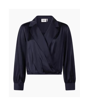 
<div class="Rte">Glanzende blouse van het merk Another Label.<span> De blouse heeft een overlappende pasvorm. </span>
</div>
<div class="Rte">
<ul>
<li>Stofsamenstelling:<span> 52% <span dir="auto">polyester, 48% rayon</span></span>
</li>
<li>Pasvorm: valt normaal. Twijfel je over de maat? Neem contact met ons op en we helpen je graag verder! </li>
</ul>
</div>