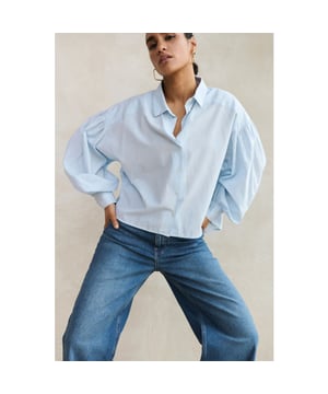 
<p>De sarah short chambray blouse is een echte must-have essential. De blouse is gemaakt van een fijne katoen kwaliteit. De oversized & korte fit, lage schoudernaden met poffende mouwen en ronde halslijn met knoopaansluiting geven de blouse een elegante uitstraling.</p><br>Kleur: Light Blue <br>
Materiaal: 100% katoen<br>
modelinfo: 172 cm, draagt maat s<br>
maatadvies: deze maat valt normaal<br>
fit: losse pasvorm