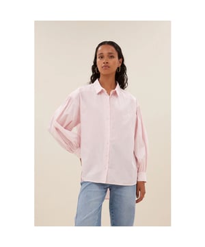 
<p>Deze luchtige blouse met romantische details is een echte must-have in je garderobe. De blouse is gemaakt van een zachte katoen kwaliteit. De oversized fit, lage schoudernaden met volumineuze mouwen en ronde halslijn met knoopaansluiting geven de blouse een romantische uitstraling.</p><br>Kleur: Pink pin stripe <br>
Materiaal: 100% katoen<br>
modelinfo: 172 centimeter, draagt maat s<br>
losvallende pasvorm<br>
maatadvies: deze maat valt normaal