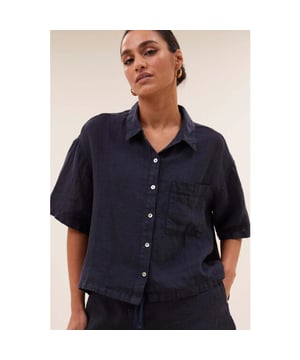 
<p>Ontdek de mara linen blouse in een elegante uni stijl. Met haar lichte, doorschijnende stof en parelmoeren knopen straalt het subtiele verfijning uit. De normale pasvorm en ellebooglange mouwen zorgen voor comfort, terwijl de kraag en knoopsluiting een klassieke touch toevoegen. Draag de blouse als set met onze lio linen short.</p>
<ul>
<li>parelmoeren knopen</li>
<li>licht doorschijnend</li>
<li>draagbaar als set</li>
</ul><br>Kleur: midnight <br>
Materiaal: 100% linen<br>
modelinfo: 175 centimeter, draagt maat s<br>
fit: normale pasvorm