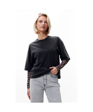 
Kleur: faded dark grey<br>
Materiaal:100% Biologisch katoen<br>
Het model is 1.76m lang en draagt maat 36<br>
Loose fit
