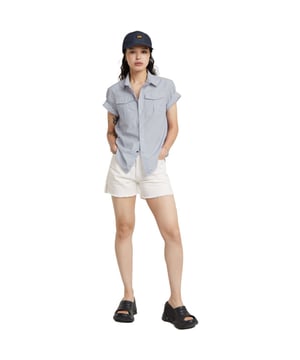 
G-star ovehemd van blauw, wit en bruin fijn gestreepte poplin katoen. Een normaal recht, passend model met korte mouwen die je kunt omslaan en vast te zetten met een drukkertje. Deze heeft borstzakken met klep en blind drukkertje. Op een van de klepje is subtiel G-star raw geprint. De onderkant is licht afgerond en voorzien van een klein logo labeltje. Mooie luchtige katoen kwaliteit. Valt normaal uit in de maat.