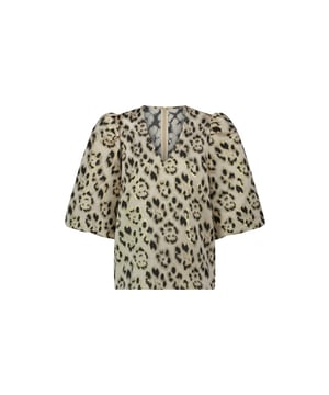 
De Delilah Blouse Panter (NKS02100) van NUKUS is een blouse met V-hals, ritssluiting aan de achterzijde en 3/4 pofmouwen. De blouse is bij de schouders afgewerkt met plooidetails, heeft een rechte pasvorm en valt over de heup. Dit model is uitgevoerd in een all-over panterprint in de kleur Gold.<br /><br />De stof van deze stijlvolle blouse is gemaakt van Polyester en Metallic.