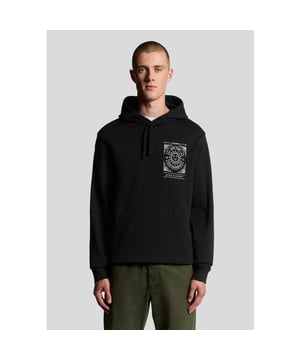 
Deze stijlvolle blauwe sweater voor heren van het merk Lyle en Scott is een must-have voor elke moderne man. Gemaakt van 100% katoen, biedt deze trui niet alleen een comfortabele pasvorm, maar ook een tijdloze uitstraling. De blauwe kleur is perfect voor elke gelegenheid en kan gemakkelijk gecombineerd worden met verschillende outfits. De trui heeft een subtiele geborduurde logo op de borst, wat het geheel een luxe uitstraling geeft. Of je nu gaat voor een casual look of een meer geklede stijl, deze Lyle en Scott sweater is de perfecte aanvulling op je garderobe. Bestel nu en voeg deze hoogwaardige trui toe aan je collectie!