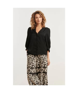 
Deze elegante zwarte blouse van Smashed Lemon is een must-have voor elke modebewuste vrouw. Gemaakt van een luxe rayon satijnen stof, voelt deze blouse zijdezacht aan en geeft het een subtiele glans aan je outfit. De V-halslijn met onzichtbare knoopsluiting vanaf de borst tot de zoom zorgt voor een verfijnde uitstraling. De ¾ pofmouwen met brede manchetten voegen een speels, maar chique element toe. Perfect te combineren met zowel een nette broek als een casual jeans voor een veelzijdige look. Belangrijkste kenmerken: - Gemaakt van 58% rayon satijn: lichtgewicht, ademend en comfortabel - Elegante V-hals met subtiele knoopsluiting voor een verfijnde uitstraling - ¾ pofmouwen met brede manchetten voor een modieuze touch Maak je garderobe compleet met deze stijlvolle zwarte Smashed Lemon blouse!Specificaties :

 
 * Stijl: tops 
 * Print: Uni 
 * Pasvorm: losvallend 
 * Lengte: kort 
 * Model is : 175 cm tall and wears size S/36 
 * Country of Origin: Made in P.R.C. 
 * Kleur: Zwart 
 *