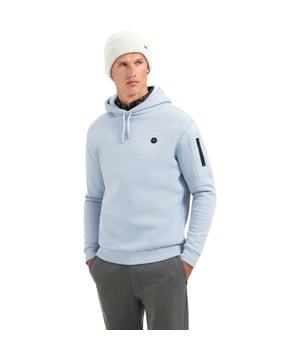 
De dusty blue hoodie van No Excess voelt direct vertrouwd en heeft een normale pasvorm die ruimte geeft om te bewegen. Gemaakt van een mix van katoen en polyester met een zachte binnenkant die eigenlijk alle seizoenen van het jaar welkom is. Een klein zakdetail op de mouw zorgt voor karakter en maakt het ontwerp net even anders, terwijl de lengte precies goed valt voor dagelijks gebruik. Deze hoodie van No Excess geeft een ontspannen, stijlvolle touch aan je outfit en laat je met extra zelfvertrouwen de deur uitgaan.