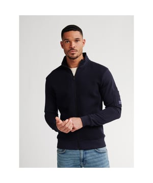 
<p><strong>Petrol Men Sweater Collar Zip</strong></p>
<p>Casual sweater met rits en opstaande kraag. Voorzien van een subtiel patroon over de gehele voorkant. De mouwen en achterzijde zijn effen, met een praktische zak op de linkermouw. Ribgebreide boorden aan mouwen en zoom voor een nette afwerking. De sweater heeft een stoer logo-embleem op de mouwzak.</p>
<p>Kleur: donkerblauw.</p>