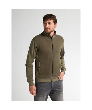 
<p><strong>Men Sweater Collar Zip – Petrol</strong></p>
<p>Functionele sweater met ritssluiting en opstaande kraag. Voorzien van gestructureerd voorpaneel en gladde mouwen. Twee handige zakken met knoopsluiting. Ribboorden bij mouwen en onderkant voor een nette afwerking. Discreet logoplaatje op de mouw.</p>
<p>Kleur: olijfgroen.</p>