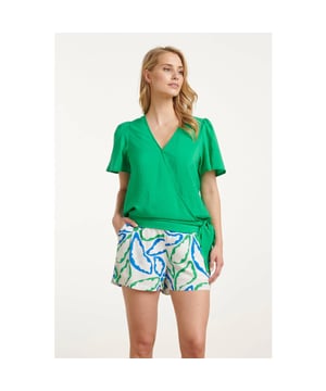 
Breng kleur en stijl in je zomer garderobe met de Smashed Lemon Felgroen Zomer Overlap Top. Deze top heeft een vrouwelijke V-vormige overlap die perfect is voor een frisse, chique look. Aan het uiteinde van de overlap bevindt zich een elegant strikdetail dat extra flair toevoegt. De top is voorzien van korte, puffy trompet mouwen die een speelse en trendy uitstraling geven. De paneelachtige zoom maakt de top bijzonder en zorgt voor een mooie, flatterende pasvorm. Gemaakt van 85% viscose voelt de stof zacht en luchtig aan, waardoor deze top ideaal is voor warme zomerdagen. Deze top van Smashed Lemon is een must-have voor een vrolijke en modieuze look! Belangrijkste eigenschappen: - V-vormige overlap met strikdetail - Korte, puffy trompet mouwen - Gemaakt van 85% viscose voor een luchtig en comfortabel gevoelSpecificaties :

 
 * Stijl: tops 
 * Print: Uni 
 * Pasvorm: losvallend 
 * Lengte: Kort 
 * Model is : 176 cm tall and wears size S/36 
 * Country of Origin: Made in Turkey 
 *