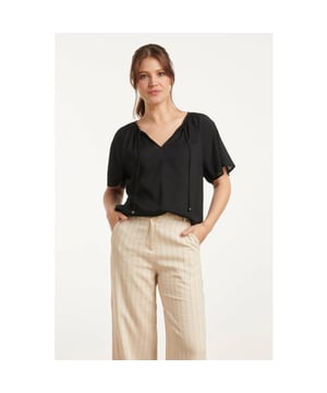 
Deze zwarte viscose top van Smashed Lemon is een must-have voor je garderobe. Het ontwerp kenmerkt zich door een elegante V-hals met een stijlvolle strik aan de uiteinden van de koordjes, afgewerkt met een mooie kraal. Het losse model zorgt voor ultiem comfort, terwijl de korte, wijde mouwen een luchtige en modieuze uitstraling geven. Gemaakt van 100% viscose, biedt deze top een ademend en soepel gevoel op de huid. Perfect te combineren met zowel een casual jeans als een elegante rok voor verschillende gelegenheden. Belangrijkste kenmerken: - V-hals met strik en kraaltjes - Losse fit en korte, wijde mouwen - Gemaakt van 100% viscose voor ademend comfortSpecificaties :

 
 * Stijl: tops 
 * Print: Uni 
 * Pasvorm: Losvallend 
 * Lengte: kort 
 * Model is : 174cm tall and wears size S/36 
 * Country of Origin: Made in India 
 * Kleur: Zwart 
 * Lining: No 
 * Fabric composition: 100% VISCOSE