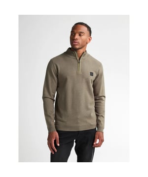 
Deze heren gebreide trui met kraag van Petrol is een perfecte keuze voor de koelere maanden. Gemaakt van een comfortabele en duurzame mix van 50% viscose, 28% polyester en 22% nylon, voelt de stof zacht aan op de huid en behoudt het zijn vorm, zelfs na veelvuldig dragen.

 De kraag geeft de trui een nette, verzorgde uitstraling, waardoor hij zowel casual als zakelijk gedragen kan worden. Een ideale aanvulling op je herfst- en wintergarderobe!