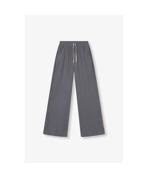 
<p><span>Wijde broek, gemaakt van zachte kreukstof </span>van het merk Alix The Label. De broek heeft een <span>"ALIX THE LABEL"-borduursel op het onderste deel van de pijp. </span><span>Combineer met het  bijpassende jasje voor een complete look.</span></p>
<ul>
<li>Stofsamenstelling: 100% katoen</li>
<li>Pasvorm: valt normaal. Twijfel je over de maat? Neem contact met ons op en we helpen je graag verder! </li>
</ul>