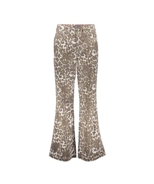 
De zandkleurige Geisha dames lange broek is de perfecte aanvulling op elke garderobe. Deze stijlvolle broek is gemaakt van 65% lyocell en 35% katoen, wat zorgt voor een prachtig zand dessin. De broek is geschikt voor elke gelegenheid en heeft een comfortabele pasvorm. Draag hem met een mooie blouse voor een chique look of met een casual shirt voor een meer relaxte uitstraling. Met deze broek ben je altijd on-trend en klaar voor elke gelegenheid. Bestel nu  en ervaar de ultieme combinatie van fashion en comfort!