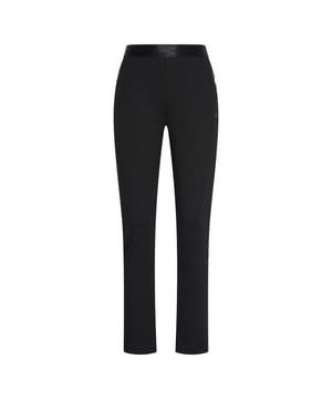 
Slim fit joggingbroek * Stevige en all-over bedrukt zachte, elastische katoenen sweat * Elastische tailleband met merk * 2 insteekzakken aan de voorkant met ritssluiting * Paardenlogo op de achterkant 95% Cotton, 5% Elastane