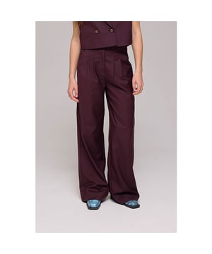 
<p>Rich tones, relaxed fit. De SADIE pants in DARK FUDGE heeft een comfortabele wijde pijp, een hoge taille en een diepe warme kleur. Gemaakt van een soepele stof die moeiteloos meebeweegt. Combineer met de ESMEE gilet voor een perfecte set. Dark and dreamy for any day.</p><br>Kleur: dark fudge <br>
Materiaal: 75% Polyester, 25% Rayon <br>
Het model is 174 cm en draagt maat S
