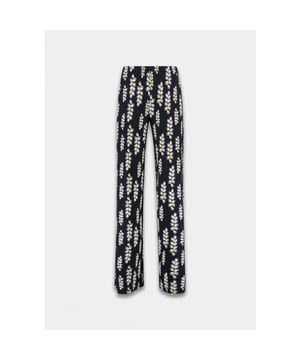 
Deze stijlvolle zwarte lange broek voor dames van Harper and Yve is een must-have voor elke modebewuste vrouw. Het is gemaakt van 92% eco vero viscose en 8% elastaan en biedt een perfecte mix van comfort en duurzaamheid. Het dessin in zwart geeft de broek een tijdloze en elegante uitstraling. De broek is perfect voor zowel formele als informele gelegenheden en kan eindeloos worden gecombineerd met verschillende tops en schoenen. Met deze broek ben je altijd klaar voor elke gelegenheid. Bestel nu en voeg een vleugje klasse toe aan je garderobe met deze prachtige lange broek van Harper and Yve.