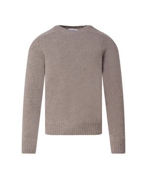 
- Over het Merk: Gran Sasso is een Italiaans kledingmerk dat in 1952 werd opgericht door de familie Di Battista. Het merk staat bekend om zijn hoogwaardige knitwear. De kleding van Gran Sasso is gemaakt van hoogwaardige materialen, zoals wol, kasjmier en cashmere. Het merk biedt een breed scala aan items aan, waaronder truien, vesten, jassen en accessoires. De ontwerpen van Gran Sasso zijn vaak geïnspireerd door de Italiaanse mode. Het merk gebruikt klassieke stijlelementen, zoals nette pasvormen, elegante kleuren en iconische logo's, om een ​​klassieke en tijdloze uitstraling te creëren.