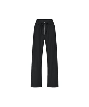 
De Beril stretch technical jersey pants (UG225228) van JANE LUSHKA in de kleur Black zijn de perfecte combinatie van stijl en comfort. Deze broek is ontworpen met een moderne pasvorm en gemaakt van hoogwaardige stretch technical jersey, waardoor hij ultiem draagcomfort biedt zonder in te leveren op elegantie. De elastische tailleband en subtiele details zorgen voor een flatterende look, ideaal voor zowel casual als zakelijke outfits. Draag de broek met een blouse en hakken voor een chique uitstraling of metde Mary Mix Cotton Top (P251895) voor een meer ontspannen look.<br /><br />Productspecificaties:<br />-Kleur: Black<br />- Model: Slim-fit broek<br />- Pasvorm: Stretch technical jersey<br />- Taille: Elastische tailleband<br />- Sluiting: Verborgen ritssluiting<br />- Details: Subtiele stiksels en clean design<br />- Materiaal: Hoge kwaliteit technische stretchstof