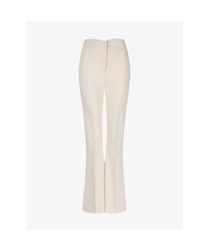 
De Josh V Kit dames pantalon in de kleur Light Ecru is het item voor een chique gelegenheid, maar is ook perfect casual te dragen. Combineer de flared pantalon met de bijpassende Josh V Ivy top en heels voor een elegante look of met een wollen trui en enkellaarzen voor een casual look. De zwarte pantalon is gemaakt van een comfortabele kwaliteit met stretch, bestaande uit gerecycled polyester en Lenzing Ecovero viscose. De broek sluit aan de bovenzijde mooi aan en loopt uit in flared broekspijpen.				
		
Kies bij twijfel een maat kleiner