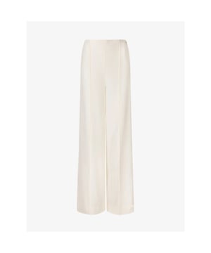 
Op zoek naar een zwarte wide leg pantalon? De JOSH V Viva dames pantalon in de kleur Cocoon White is dan een goede keuze. De palazzobroek is gemaakt van 100% gerecycled polyester en valt high waisted. De zwarte pantalon sluit door middel van blinde ritssluiting aan de zijkant en is voorzien van een elastieken tailleband. Daarnaast is de broek gevoerd en is het mogelijk om de broek tot 5 cm te verlengen. Ga voor het complete pak en combineer de pantalon met de bijpassende Kiana top of Didi blazer.