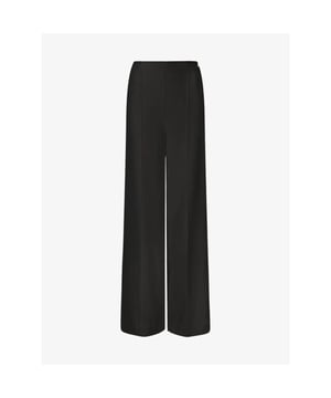 
Op zoek naar een zwarte wide leg pantalon? De JOSH V Viva dames pantalon in de kleur Zwart is dan een goede keuze. De palazzobroek is gemaakt van 100% gerecycled polyester en valt high waisted. De zwarte pantalon sluit door middel van blinde ritssluiting aan de zijkant en is voorzien van een elastieken tailleband. Daarnaast is de broek gevoerd en is het mogelijk om de broek tot 5 cm te verlengen. Ga voor het complete pak en combineer de pantalon met de bijpassende Kiana top of Didi blazer.