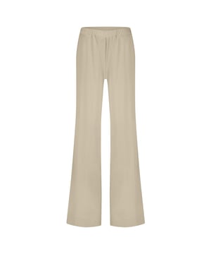 
LADY DAY Millie vind je nu op To Be Dressed. Prachtig en uniek item van premium travelkwaliteit en gemaakt van de volgende materialen: 80% polyamide 20% ea. De broek Millie is een wijdvallend model met steekzakken en een elastieke band. Zakken op de achterkant.