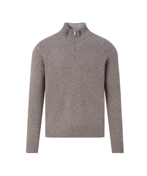 
- Over het Merk: Gran Sasso is een Italiaans kledingmerk dat in 1952 werd opgericht door de familie Di Battista. Het merk staat bekend om zijn hoogwaardige knitwear. De kleding van Gran Sasso is gemaakt van hoogwaardige materialen, zoals wol, kasjmier en cashmere. Het merk biedt een breed scala aan items aan, waaronder truien, vesten, jassen en accessoires. De ontwerpen van Gran Sasso zijn vaak geïnspireerd door de Italiaanse mode. Het merk gebruikt klassieke stijlelementen, zoals nette pasvormen, elegante kleuren en iconische logo's, om een ​​klassieke en tijdloze uitstraling te creëren.