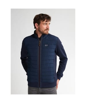 
Dit donker blauw kleurige vest is van het merk Petrol Industries. Dit vest heeft lange mouwen en een ritssluiting. Dit vest heeft twee steekzakken met knoopssluiting en op de linkerborst staat het petrol logo. Twijfel je tussen twee maten? Kies dan de grootste maat. Dit vest is gemaakt van 50% polyester, 50% katoen.