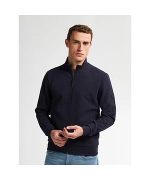 
Dit gebreide donker blauw kleurige vest is van het merk Petrol Industries. Dit vest heeft lange mouwen en een ritssluiting. Dit vest heeft twee steekzakken met knoopssluiting en op de linkerborst staat het petrol logo. Twijfel je tussen twee maten? Kies dan de grootste maat. Dit vest is gemaakt van 48% polyester, 50% katoen en 2% elastaan.