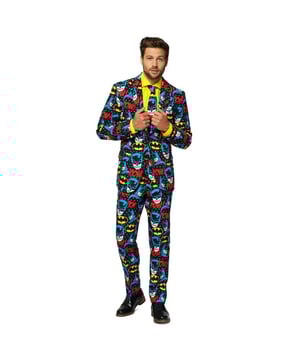 
Batman, Dark Knight, Caped Crusader, World’s Greatest Detective. Hoe je hem ook noemt, we hebben allemaal een zwak voor deze superheld. En zoals hij zelf ooit zei:  “It's not who we are underneath, but what we do that defines us.” Dus wees dapper, trek dit Batman pak aan en vecht tegen het kwaad in Gotham City.