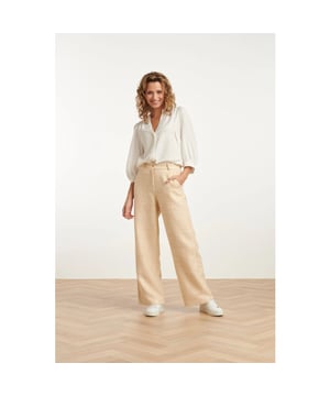 
Voeg een vleugje elegantie toe aan je zomergarderobe met de Smashed Lemon Sand Tweed Zomerbroek. Deze verfijnde broek is gemaakt van een luchtige tweedstof in een warme zandtint, perfect voor zonnige dagen en stijlvolle outfits. Dankzij de klassieke ritssluiting en gulp krijgt de broek een tijdloze uitstraling, terwijl de elastische tailleband aan de achterkant zorgt voor extra draagcomfort en een optimale pasvorm. De broek heeft een flatterende pasvorm die zowel elegant als comfortabel is, ideaal om te combineren met een lichte blouse of een zomerse top. Draag hem met sandalen voor een casual look of met hakken voor een chique uitstraling. Belangrijkste kenmerken:- Luchtige tweedstof – Ideaal voor warme dagen en een verfijnde look- Comfortabele pasvorm – Elastische tailleband achteraan voor extra draagcomfort- Veelzijdig te combineren – Perfect voor zowel casual als elegante outfitsSpecificaties :

 
 * Stijl: broeken 
 * Print: Uni 
 * Pasvorm: wijde pijpen 
 * Lengte: lang 
 * Model