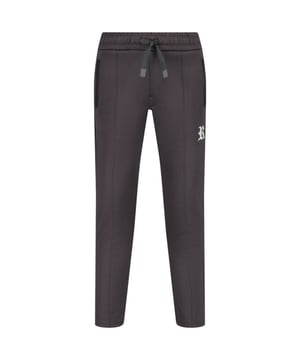 
De Raizzed joggingbroek voor jongens is een must-have item voor elke kledingkast. De broek is uitgevoerd in de stoere kleur antraciet en gemaakt van een comfortabele mix van 95% katoen en 5% elastaan. Dit zorgt voor een perfecte pasvorm en veel bewegingsvrijheid tijdens het spelen en sporten. De elastische tailleband en het verstelbare trekkoord zorgen ervoor dat de broek altijd goed zit. Daarnaast heeft de joggingbroek twee steekzakken en een opgestikte achterzak, handig voor het meenemen van kleine spulletjes. Deze Raizzed joggingbroek is niet alleen trendy, maar ook functioneel. Bestel nu en geef je jongensgarderobe een stoere upgrade!