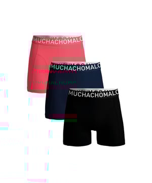 
<p><span>De Muchachomalo microfiber collectie bestaat uit een duurzame, elastische holle vezel. Deze vezel <strong>absorbeert meer vocht</strong> dan katoen. Microfiber boxershorts zijn ideaal als je op zoek bent naar comfort, vochtregulatie en duurzaamheid.</span><br><br><span>Microfiber is <strong>licht van gewicht</strong> en voelt als een tweede huid. Door de <strong>ultra- stretchable vezel</strong> zijn de boxershorts van microfiber perfect om in te sporten, of dagelijks gebruik, want ze <strong>nemen ook nog snel vocht op</strong> en <strong>drogen snel</strong>. Muchachomalo microfiber boxers zijn makkelijk wasbaar en praktisch al droog zodra je ze uit de wasmachine haalt.</span></p> Materiaal: 88% Polyamide/12% Elastane - 155 gram 
Wasinstructies: Wassen op 30 graden,Niet in de droger,Strijken op matig warme stand (2 stippen) Kleur: Zwart