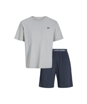 
De pyjamaset van Jack & Jones Junior is een comfortabele shortama voor jongens, ideaal voor ontspannen nachten en relaxte dagen. Deze tweedelige loungewearset bestaat uit een T-shirt met ronde hals en een korte broek. De zachte katoenmix en elastische jersey maken het geheel perfect om in te loungen of slapen.