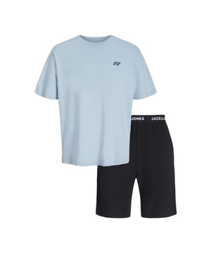 
De pyjamaset van Jack & Jones Junior is een comfortabele shortama voor jongens, ideaal voor ontspannen nachten en relaxte dagen. Deze tweedelige loungewearset bestaat uit een T-shirt met ronde hals en een korte broek. De zachte katoenmix en elastische jersey maken het geheel perfect om in te loungen of slapen.