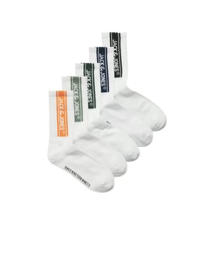 
De JACSETH sportsokken van Jack & Jones Junior zijn ontworpen voor actieve jongens die comfort én stijl belangrijk vinden. Deze 5-pack bevat witte sokken met gekleurde logo-accenten en een sportieve uitstraling. Dankzij het zachte katoenmix en de elastische pasvorm zijn deze sokken ideaal voor dagelijks gebruik, sport of vrije tijd.