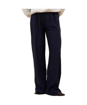 
Ontdek de Amie Lurex broek in midnight blauw van het trendy merk by-bar. Deze stijlvolle broek is perfect voor dames die op zoek zijn naar comfort en stijl. Gemaakt van een mix van katoen, viscose en lurex met onregelmatig ribbel patroon geweven Deze broek is ideaal voor zowel de zomer als de herfst, dankzij de lichte en ademende materialen. De normale pasvorm en taillehoogte zorgen voor een comfortabele en flatterende look, terwijl de rechte vorm een tijdloze uitstraling geeft. Met zijn kobalt blauwe tinten en elastische tailleband is de Amie Lurex broek een veelzijdige toevoeging aan je garderobe. Of je nu een dagje gaat winkelen of een avondje uit gaat, deze broek past bij elke gelegenheid.