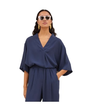 
De Benji Viscose Pants in blauw van By-Bar bieden ultiem comfort en stijl. Deze losvallende pantalon omarmt je lichaam en brengt een vleugje elegantie in je dagelijkse outfits. Dankzij de hoge taille en elastische tailleband geniet je van een perfecte pasvorm, die je een gevoel van vrijheid geeft. Deze broek is ideaal voor verschillende gelegenheden, van casual uitstapjes tot een avondje uit. De soepele stof van ecoveroviscose voelt heerlijk aan op de huid, zodat je je de hele dag comfortabel voelt. Combineer de broek met Owen viscose blouse die van dezelfde stof gemaakt is. Laat je zelfvertrouwen stralen terwijl je elke stap zet in deze luxe pantalon.