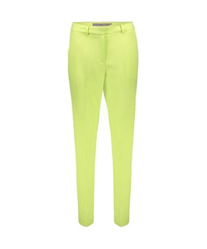 
Lime groene pantalon van Geisha. Een Chino model met normale taille hoogte en insteekzakken. ZIt comfortabel aangesloten op de heupen en recht op de bovenbenen. De pijpen lopen smal toe. Gemaakt van een bijna kreukvrije stretchy polyester stof. Valt normaal uit in de maat.