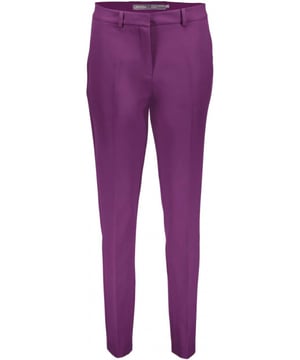 
Pants purple van Geisha is een straight fit chino pantalon met tailleband en schuifsluiting met rits. Aan de voorzijde twee steekzakken en achter twee paspelzakken.
