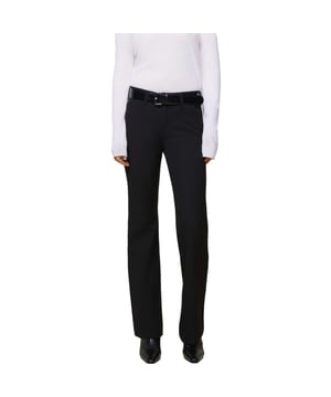 
Lois zwarte dames broek met flaire uitlopende pijpen. Een pantalon model met normale taille hoogte, gevoerde band en steekzakken. Model Silvia zit comfortabel aangesloten op het boven been en heeft wijd uitlopende pijpen. De stevige, bijna kreukvrije stof is super stretchy en voeld glad en zacht aan. Valt normaal uit in de maat.