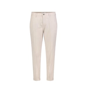 
Deze beige chino voor dames van het merk MAC Women is een stijlvolle toevoeging aan jouw kledingkast. Gemaakt van 96% katoen en 4% elastaan, biedt deze chino zowel comfort als een goede pasvorm. De neutrale beige kleur maakt het eenvoudig te combineren met andere items uit je garderobe. De chino heeft een klassieke look met een moderne twist, waardoor het geschikt is voor verschillende gelegenheden. Draag het naar je werk met een blouse en pumps of maak een casual outfit compleet met een T-shirt en sneakers. Bestel nu deze chino en voeg een veelzijdig en tijdloos stuk toe aan je kledingcollectie!