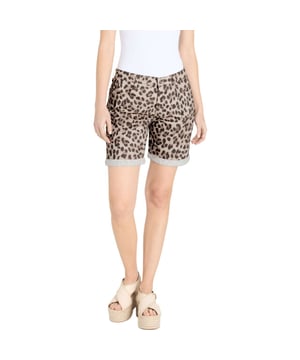 
Ervaar het ultieme comfort met de shorty 213l van het merk mac. De beige kleur met een verfijnde bruine dierenprint voegt een speelse touch toe aan je outfit. Dankzij de normale pasvorm en taillehoogte voel je je de hele dag op je gemak. De shorts zijn perfect voor zonnige dagen en bieden volop bewegingsvrijheid. Met de stijlvolle omslag bij de pijpen oog je altijd chic en trendy. Combineer deze shorts moeiteloos met je favoriete tops en maak elke zomerse uitje bijzonder. Kies voor een look die zowel casual als elegant is en straal zelfvertrouwen uit. Voeg een vleugje flair toe aan je garderobe met deze veelzijdige shorts.