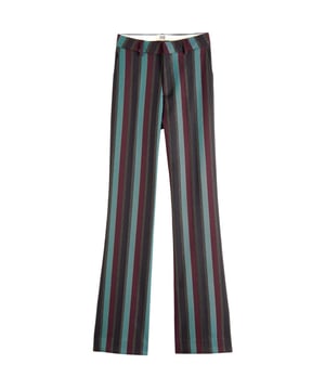 
Scotch & Soda pantalon gemaakt van een prachtige streep ingeweven keperstof in zwart met donker rood, blauw en lurex. Een chino model met gevoerde band in steekzakken die perfect zijn geintegreerd in het streep dessin. Zit comfortabel aangesloten en heeft wijd uitlopende pijpen. Deze broek valt inormaal uit in de maat. In dezelfde stof is ook een blazer gemaakt die je vindt onder zoeknumer 124081
