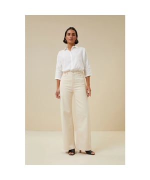 
<div>
<div>De lina rw pant is gemaakt van een zachte katoen kwaliteit met een sustainable washing en is gecombineerd met elastaan wat zorgt voor stretch en een optimale pasvorm. De flared pant heeft wijd uiteenlopende pijpen en twee steekzakken aan de voor- en achterzijde. De broek heeft een rits- en knoopsluiting.</div>
</div>
<div>
<div>
<ul>
<li>model info: 172 cm, draagt maat s</li>
<li>maatadvies: deze maat valt normaal</li>
<li>fit: rechte pasvorm</li>
</ul>
</div>
</div><br>Kleur: raw white <br>
Materiaal: 99% organic cotton, 1% elasthane<br>
model info: 172 cm, draagt maat s<br>
maatadvies: deze maat valt normaal<br>
fit: rechte pasvorm