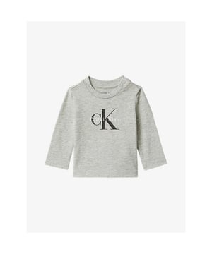 
De longsleeve is gemaakt van stretch jerseykatoen, ronde halslijn met drukknoop, lange mouwen, groot Calvin Klein-monogram logo op de borst en een regular fit.