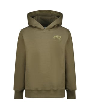 
De army kleurige sweater jongens van het merk Raizzed is een must-have item voor de jonge fashionistas in je leven. Met een mix van 95% katoen en 5% elastane, biedt deze sweater ultiem comfort en flexibiliteit. Ideaal voor elke dag, of het nu gaat om hangen op school of een actief weekend.en#10;en#10;De zachte stof en losse pasvorm maken deze sweater perfect voor de actieve jongens die graag rennen, spelen en ontdekken. De opvallende army kleur geeft een stoere twist aan elke outfit en laat je kleintje er cool en zelfverzekerd uitzien.en#10;en#10;Raizzed staat bekend om hun hoogwaardige materialen en unieke ontwerpen, die zowel trendy als duurzaam zijn. Deze sweater is geen uitzondering en zal zeker een favoriet worden in de kledingkast van je zoon. Of je nu op zoek bent naar een casual streetwear look of een comfortabele outfit voor een avontuurlijk dagje uit, deze sweater is de perfecte keuze.en#10;en#10;Voeg deze stijlvolle en veelzijdige sweater toe aan je winkelmandje en laat je zoon stralen in deze eyecatcher van Raizzed. Shop nu  en geniet van de beste kwaliteit en service. Bestel vandaag nog en geef je zoon de ultieme streetstyle look!